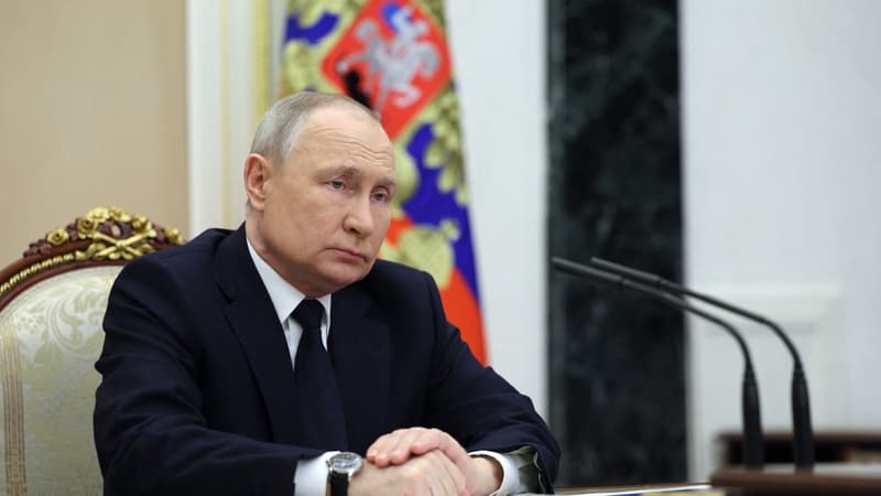 Le président russe Vladimir Poutine participe à une réunion avec le ministre des Transports au Kremlin, à Moscou, le 25 mars 2023.