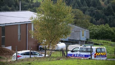 Une voiture de police devant une ferme à Beynat, en Corrèze, après la découverte du corps de Justine Vayrac, le 27 octobre 2022