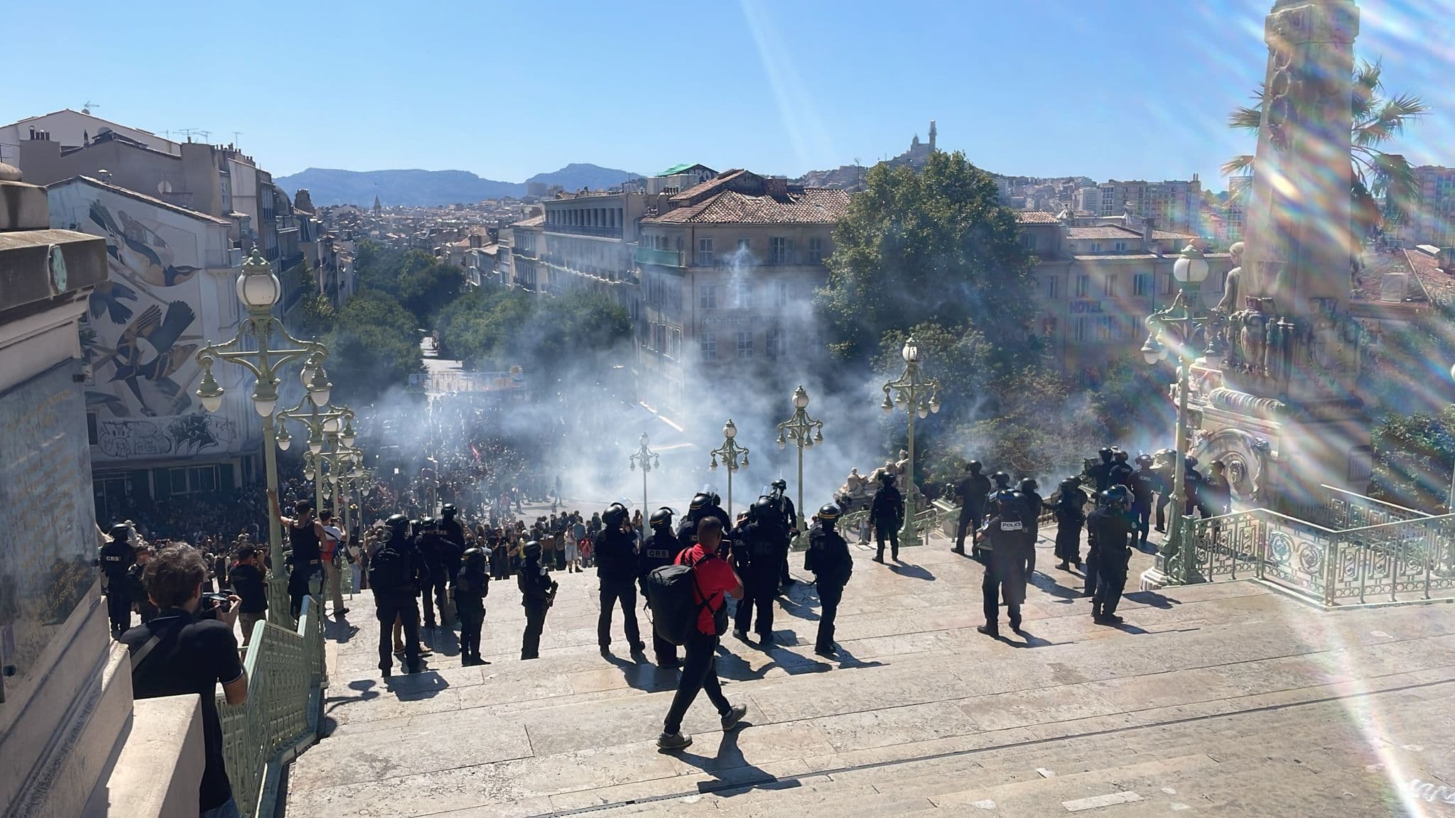 Les manifestants font face aux CRS. Les manifestants font face aux CRS.