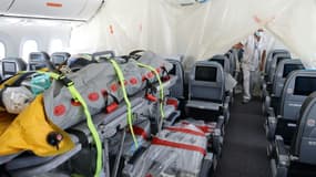 A l'intérieur de l'appareil médicalisé qui va transporter quatre patients atteints du Covid-19 de La Réunion vers Paris le 4 mars 2021, avant l'embarquement de ces derniers