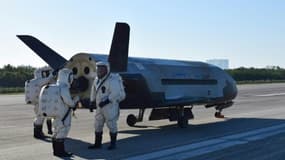 Le véhicule de test orbital X-37B de l'armée de l'air américaine au Centre spatial Kennedy, en Floride, le 7 mai 2017