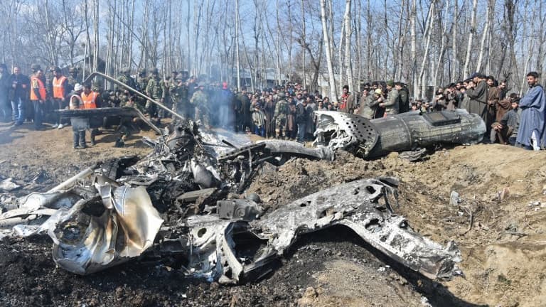 Les soldats pakistanais autour de l'épave d'un avion indien abattu le mercredi 27 février 2019. - TAUSEEF MUSTAFA / AFP