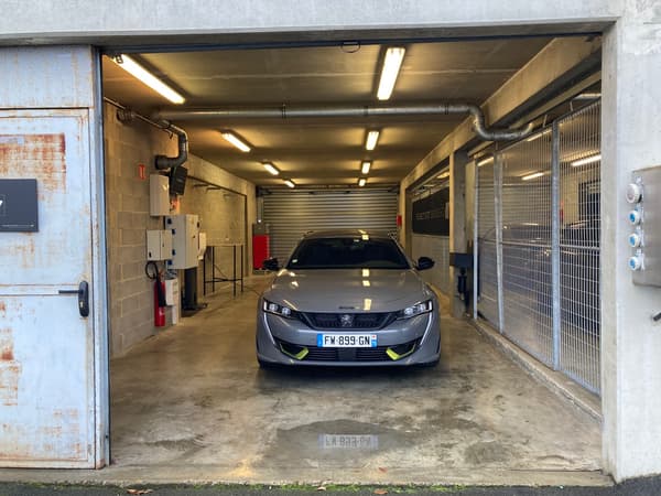 A sa puissance maximale, la Peugeot 508 affiche 360 chevaux.