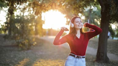 Une femme avec un casque Bluetooth