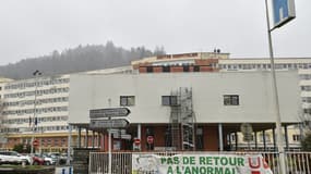 Une banderole clamant "Pas de retour à l'anormal" est suspendue devant l'hôpital de Remiremont, dans les Vosges, le 30 décembre 2022