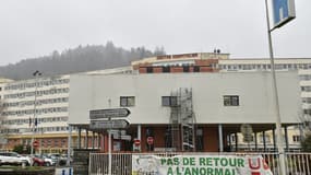 Une banderole clamant "Pas de retour à l'anormal" est suspendue devant l'hôpital de Remiremont, dans les Vosges, le 30 décembre 2022