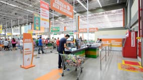 Des clients s'apprêtant à payer leurs courses aux caisses d'un magasin Atacadão au Brésil.