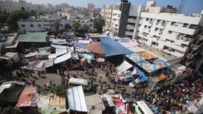 Une vue aérienne montre le complexe de l'hôpital al-Chifa dans la ville de Gaza le 7 novembre 2023, où des milliers de Palestiniens déplacés ont trouvé refuge.