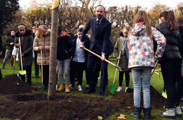 Edouard Philippe plante un pommier dans les jardins de Matignon, le 28 novembre 2017. Edouard Philippe plante un pommier dans les jardins de Matignon, le 28 novembre 2017.
