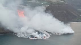 La lave du volcan Cumbre Vieja atteint l'océan, mercredi 29 septembre. 