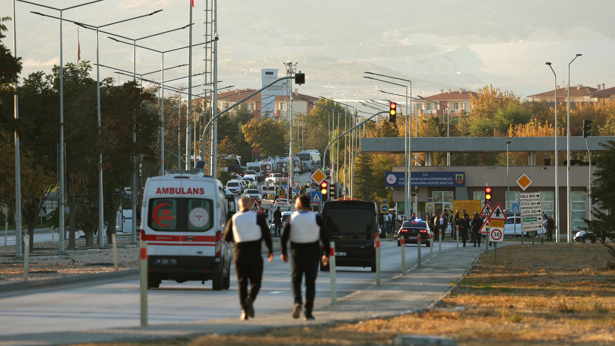     Ambulances devant le bâtiment de Turkish Aerospace Industries, après une explosion à leur siège, à Kahramankazan, Türkiye, le 23 octobre 2024.