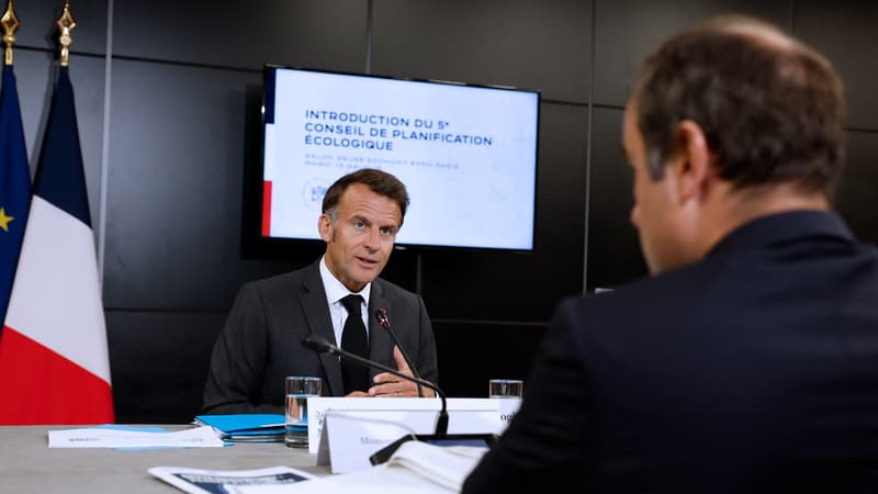 Emmanuel Macron déplore que l'écologie soit devenue la "cible facile des extrêmes" et appelle à "avancer sur des enjeux très concrets"