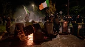 Des heurts éclatent le 22 octobre 2025 devant un hôtel de demandeurs d'asile à Dublin, six manifestants interpellés.