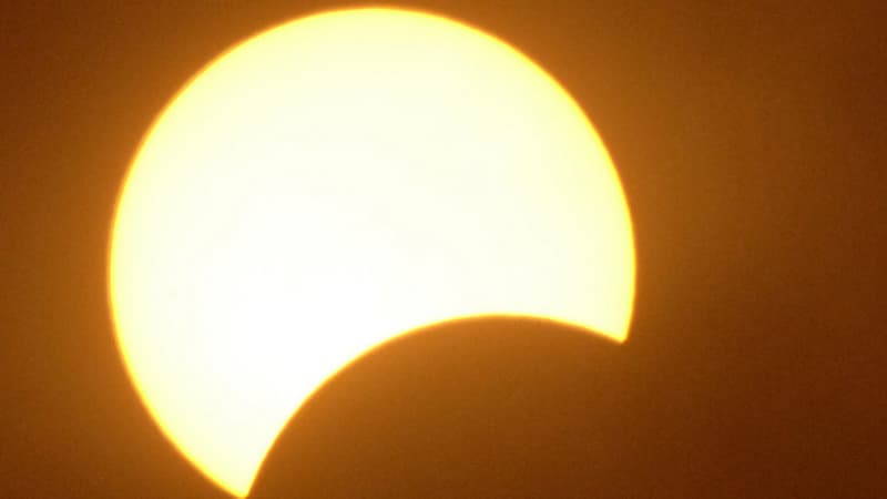 Eclipse solaire partielle à Ajaccio, en Corse, en 2006.