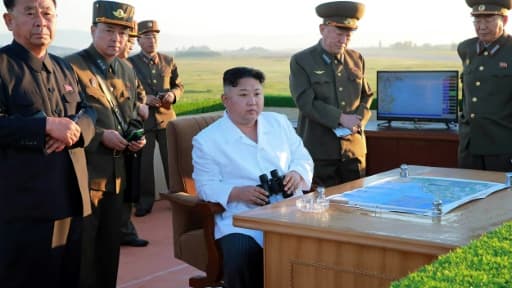Photo non datée et diffusée par KCNA le 28 mai 2017 du dirigeant nord Coréen Kim Jong-Un (C) assistant à un essai d'un système anti-aérien