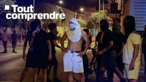 Des personnes masquées et cagoulées dans les rues de Torre Pacheco (Espagne), le soir du 14 juillet 2025 lors d'une quatrième soirée d'émeutes racistes.
