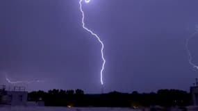 La Tour Eiffel frappée par la foudre en plein orage.