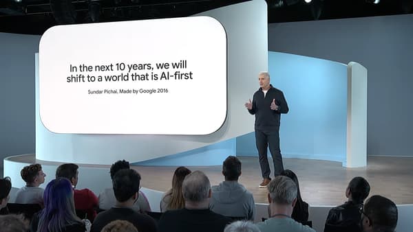 Rick Osterloh, responsable de la Division Produits et Services de Google, lors de la keynote de septembre 2023 à New York.