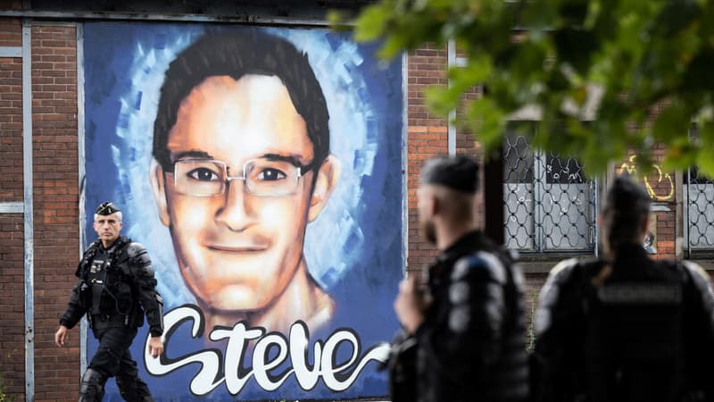 Des policiers anti-émeutes se tiennent à côté d'une fresque murale en hommage à Steve Maia Canico, un Français décédé après être tombé dans la rivière à la suite d'une descente de police lors des célébrations annuelles de la Fête de la Musique en France en 2019, alors que des dizaines de personnes participent à un rassemblement à l'occasion du troisième anniversaire de sa mort dans la ville de Nantes le 21 juin 2022.