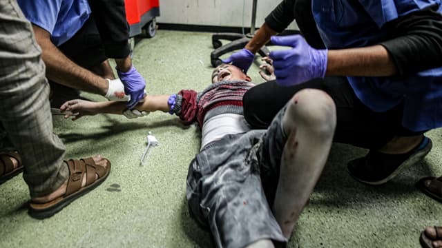 Un enfant blessé et soigné à Khan Yunis, dans la bande de Gaza, le 17 décembre 2023