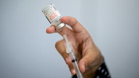 Un soignant prépare une seringue avec un flacon de vaccin Moderna contre le Covid-19, dans un centre de vaccination improvisé au Jewish Community Center dans le quartier de Staten Island à New York, le 16 avril 2021