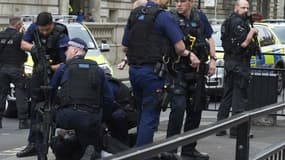 La police de Londres lors de l'interpellation d'un homme armé de couteaux près de Westminster, le 27 avril 2017. 
