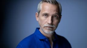 L'écrivain et scénariste français Olivier Norek pose lors d'une séance photo à Paris, le 12 juillet 2024