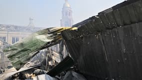 Une photo prise le 3 juillet 2022 montre les décombres de magasins détruits sur un marché local après une attaque à la roquette dans la ville ukrainienne de Sloviansk, en pleine invasion russe de l'Ukraine.