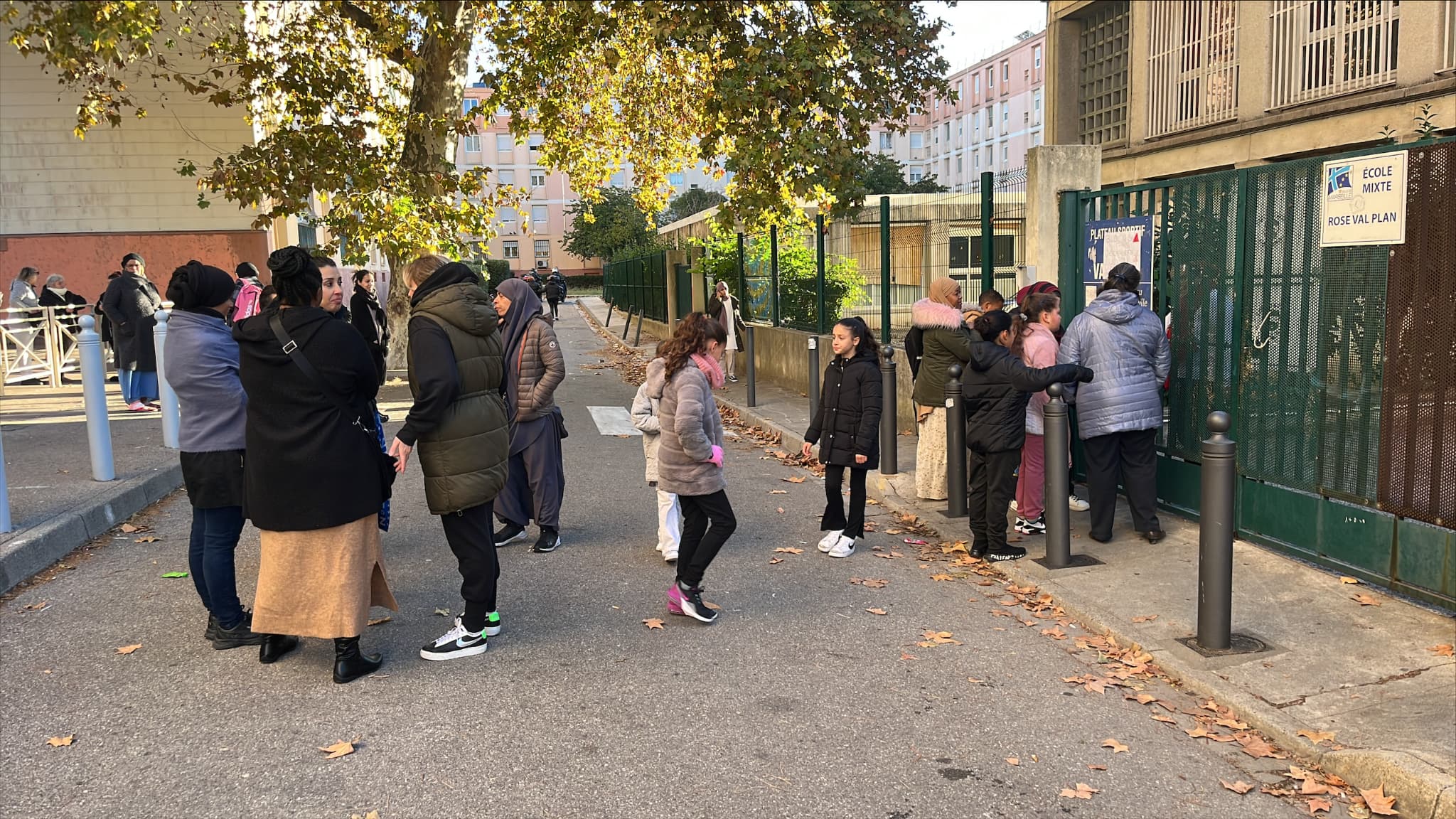 Plusieurs parents d'élèves dénoncent les températures dans les salles de classe de l'école Rose Val Plan à Marseille. Plusieurs parents d'élèves dénoncent les températures dans les salles de classe de l'école Rose Val Plan à Marseille.