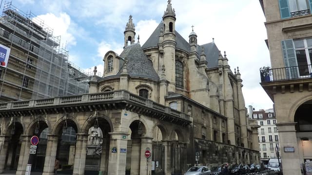 L’un des murs du temple situé au 1, rue de l’Oratoire dans le 1er arrondissement de Paris a été dégradé