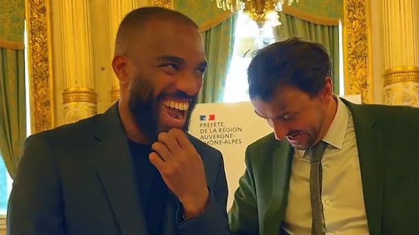 Alexandre Lacazette chambre le maire de Lyon, Grégory Doucet, lors de cérémonie de remise du titre de Chevalier de l’ordre national du mérite, le 13 mai 2025