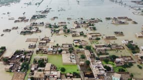 Cette vue aérienne montre une zone résidentielle inondée dans la ville de Dera Allah Yar après de fortes pluies de mousson dans le district de Jaffarabad, province du Baloutchistan, au Pakistan, le 30 août 2022. 