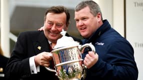 L'entraîneur de chevaux Gordon Elliott (à droite)