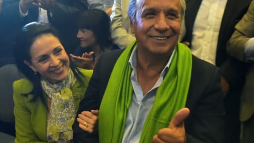 Le candidat socialiste à la présidentielle Lenin Moreno et son épouse Rocio Gonzalez, le 2 avril 2017 à Quito, en Equateur Le candidat socialiste à la présidentielle Lenin Moreno et son épouse Rocio Gonzalez, le 2 avril 2017 à Quito, en Equateur