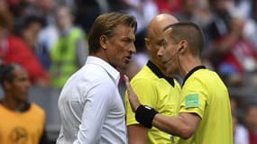 Hervé Renard avec l'arbitre de la rencontre