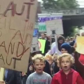 En Allemagne, des enfants manifestent pour réclamer l'attention de leurs parents