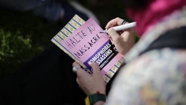 Une personne manifestant à Paris contre les violences homophobes en Tchétchénie, le 23 mai 2017.