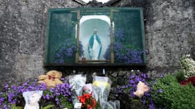 Mémorial dressé en hommage aux 800 bébés dont les restes ont été découverts dans l'enceinte de l'ancien foyer catholique St Mary, à Thuam, en Irlande