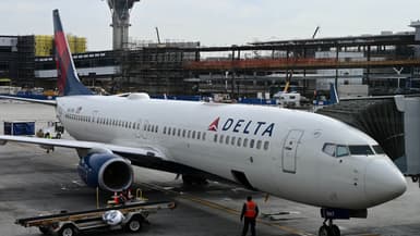 Un avion Boeing 737 MAX de la compagnie Delta Airlines à l'aéroport international de Los Angeles (États-Unis), le 11 janvier 2023.