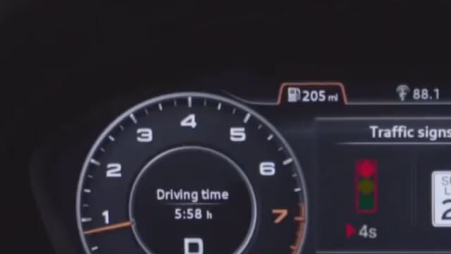 Entre les deux compteurs, le combiné affiche à gauche le décompte au feu rouge et à droite la limitation de vitesse.