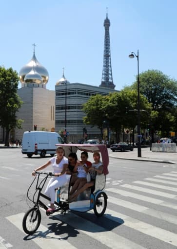 Un vélo-taxi de Paris transportant des clients le 7 juillet 2017