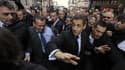Nicolas Sarkozy entouré par des policiers en civil, jeudi à Bayonne, où il a été chahuté. Samedi, le président-candidat a une nouvelle fois attaqué les socialistes sur ces incidents, dont il les accuse d'être à l'origine. /Photo prise le 1er mars 2012/REU