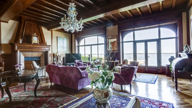 Cette villa est à vendre.