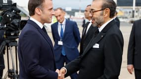 Emmanuel Macron serre la main du roi du Maroc Mohammed VI à Rabat, le lundi 28 octobre 2024.