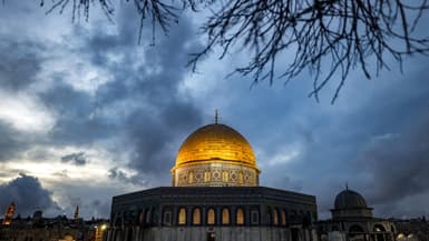 Le sanctuaire du Dôme du Rocher dans l'enceinte de la mosquée Aqsa, dans la vieille ville de Jérusalem, le 21 mars 2023, alors que des personnes se rassemblent pour vérifier la présence de la lune afin de marquer le début du mois sacré de l'islam, le Ramadan. (photo d'illustration)
