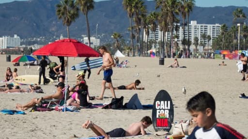 Bain de soleil et baignade à Venice Beach à Los Angeles en Californie, le 22 novembre 2017