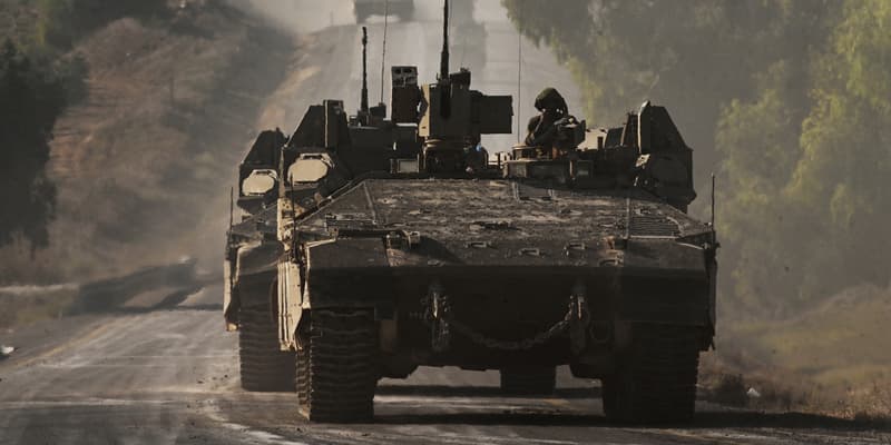 Des véhicules blindés de l'armée israélienne roulent vers la frontière avec la bande de Gaza, le 15 octobre 2023.