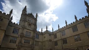 La jeune femme étudie à la célèbre Université d'Oxford