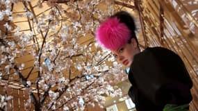 Christian Lacroix, grand admirateur d'Elsa Schiaparelli, lui rend hommange avec une collection reprenant ses codes, comme le rose "shocking", à l'été 2013.