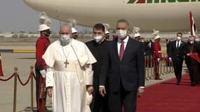 Le pape à l'aéroport de Bagdad, avec le Premier ministre irakien. 